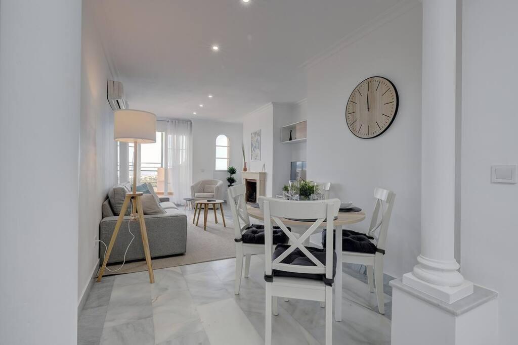 Classy Flat W/ Impressive Views *