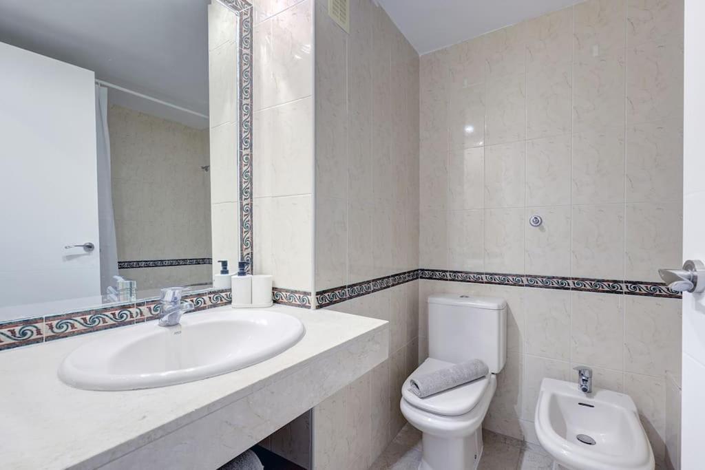 Classy Flat W/ Impressive Views *