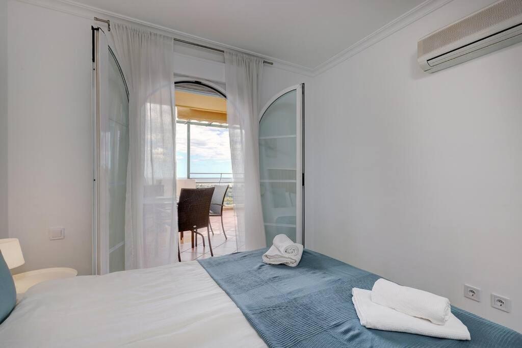 Classy Flat W/ Impressive Views *